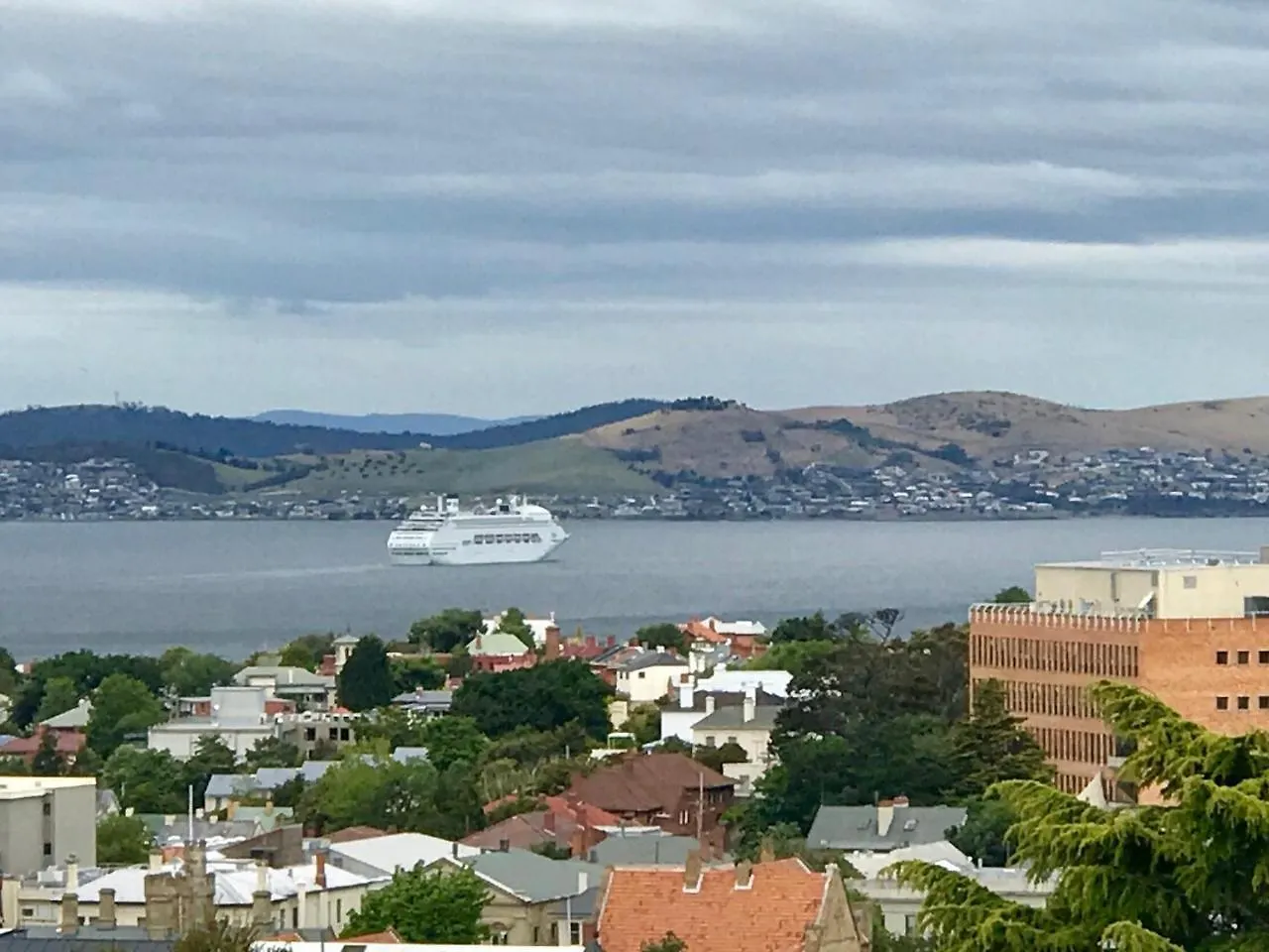 Omaroo House - Panoramic Water Views Villa Hobart